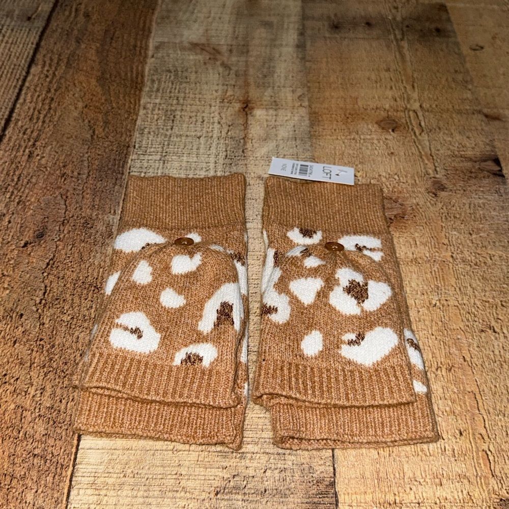 Nwt loft tan hooded fingerlessโgloves